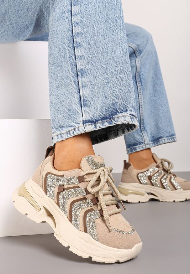 Renee - Ciemnobeżowe Sznurowane Sneakersy na Platformie Ozdobione Brokatem Ewla. Nosek buta: okrągły. Zapięcie: sznurówki. Kolor: beżowy. Materiał: materiał. Wzór: aplikacja. Obcas: na platformie. Wysokość obcasa: średni
