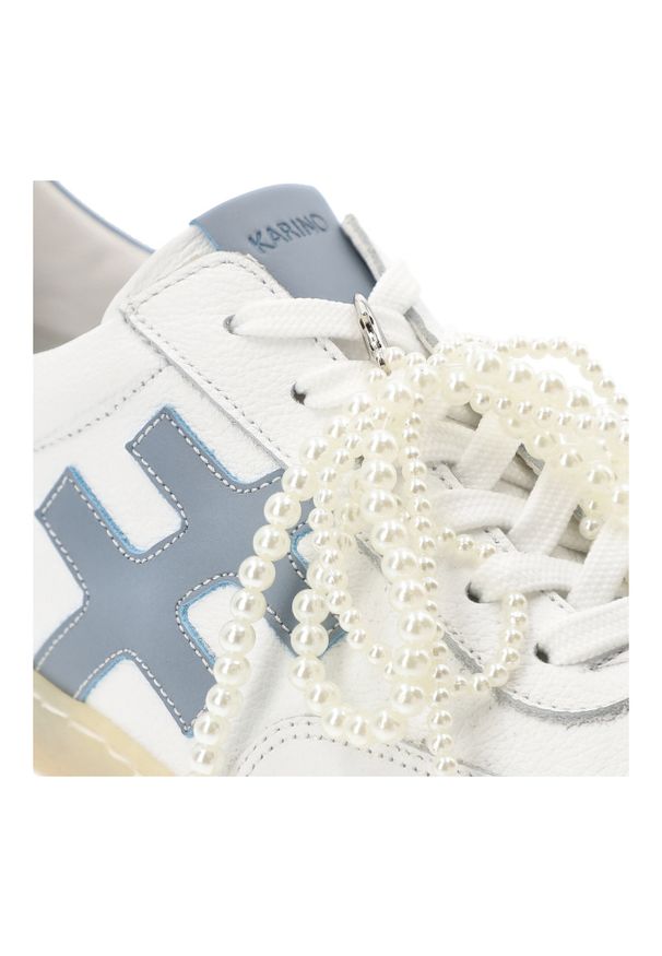 Białe Sneakersy Karino Sportowe Obuwie Damskie z Perełkami. Kolor: biały. Materiał: welur, guma. Wzór: aplikacja. Styl: sportowy