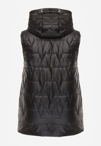 Born2be - Czarna Kamizelka z Nieodpinanym Kapturem i Geometrycznym Pikowaniem Kalousa. Okazja: na co dzień. Kolor: czarny. Materiał: jeans, dresówka. Długość rękawa: długi rękaw. Wzór: geometria. Styl: casual, klasyczny #2