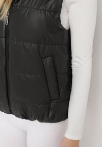 Born2be - Czarna Kamizelka z Odpinanym Kapturem i Kieszeniami Pikowana Aggevia. Kolor: czarny #7