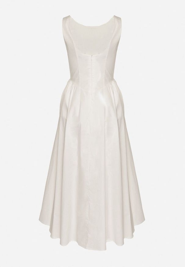 Born2be - Biała Sukienka Bawełniana o Rozkloszowanym Fasonie z Dekoltem Łódką i Kieszeniami Elenira. Typ kołnierza: dekolt w łódkę. Kolor: biały. Materiał: bawełna. Typ sukienki: rozkloszowane. Styl: elegancki