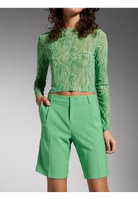 Sinsay - Szorty bermudy z domieszką wiskozy - zielony. Kolor: zielony. Materiał: wiskoza #1