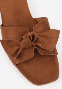 Renee - Brązowe Klapki VICES na Niskim Słupku z Ozdobną Kokardą z Imitacji Zamszu Mole. Okazja: na co dzień. Kolor: brązowy. Materiał: zamsz. Wzór: kwiaty, aplikacja. Sezon: lato. Obcas: na słupku. Styl: casual, elegancki. Wysokość obcasa: niski #5