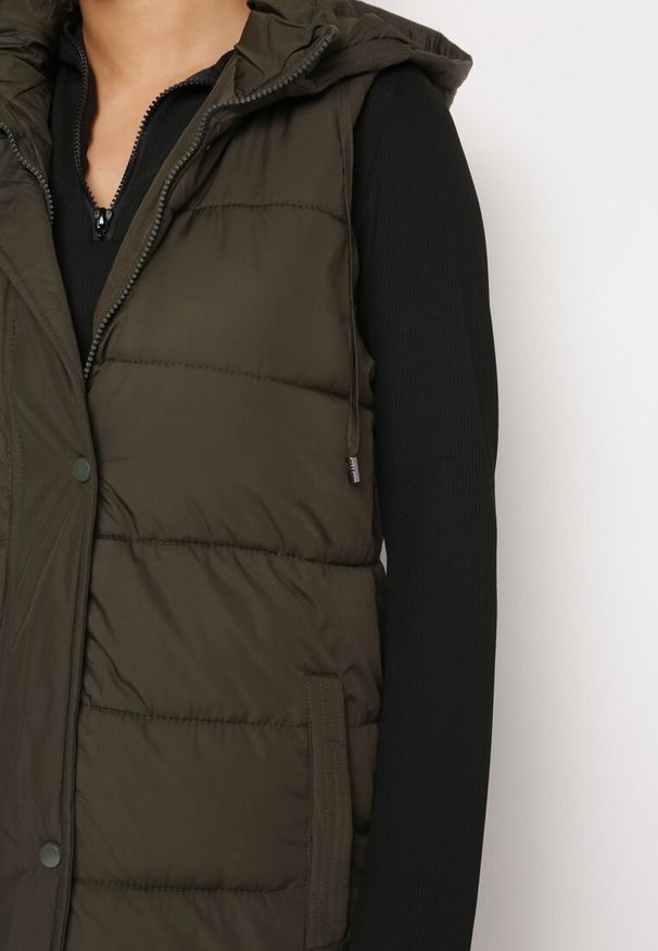 Born2be - Ciemnozielona Długa Kamizelka Bezrękawnik z Klasycznym Pikowaniem i Kapturem Shin. Typ kołnierza: golf. Kolor: zielony. Materiał: dzianina, jeans. Długość rękawa: bez rękawów. Długość: długie. Styl: klasyczny