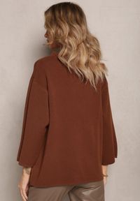 Renee - Brązowy Sweter Ozdobiony Pluszową Broszką Carrei. Kolor: brązowy. Wzór: aplikacja. Sezon: jesień, zima #4
