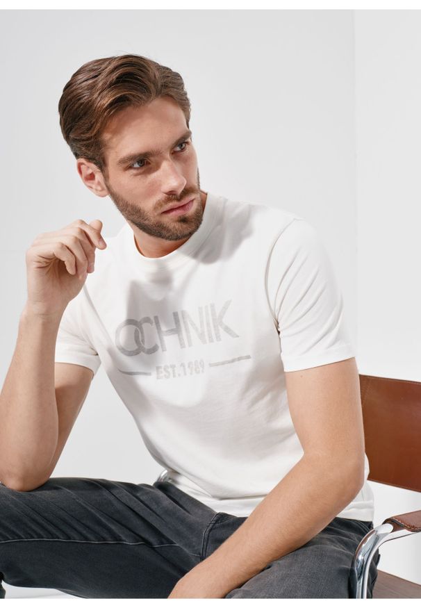 Ochnik - Kremowy T-shirt męski z logo. Kolor: biały. Materiał: bawełna. Długość: krótkie. Wzór: nadruk