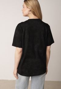 Born2be - Czarny T-shirt z Bawełny o Kroju Oversize z Napisem Orinvyra. Okazja: na co dzień, na spotkanie biznesowe, do pracy. Kolor: czarny. Materiał: bawełna. Wzór: napisy. Styl: biznesowy, casual, elegancki #3