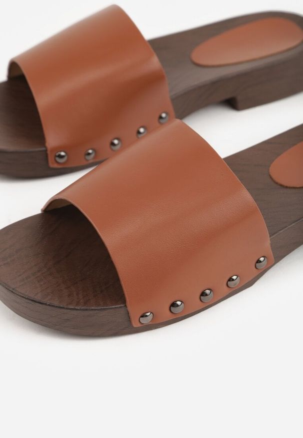 Renee - Brązowe Klapki Ozdobione po Bokach Nitami Neameronei. Okazja: na co dzień. Kolor: brązowy. Materiał: jeans. Wzór: aplikacja. Styl: casual