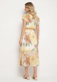 Born2be - Żółta Sukienka o Rozkloszowanym Kroju z Wiązaniem przy Dekolcie i Paskiem Sorilina. Okazja: na co dzień. Kolor: żółty. Długość rękawa: krótki rękaw. Wzór: kwiaty. Styl: casual, elegancki #2