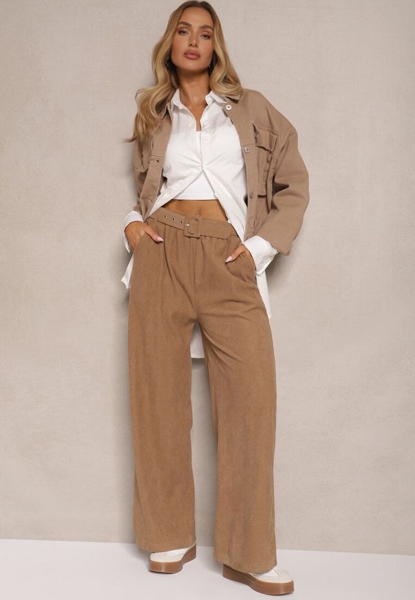 Renee - Ciemnobeżowe Spodnie Sztruksowe o Szerokim Kroju High Waist z Paskiem Valoma. Okazja: na co dzień. Stan: podwyższony. Kolor: beżowy. Materiał: sztruks. Styl: casual, retro, elegancki