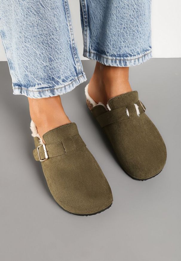 Born2be - Zielone Płaskie Kapcie z Futerkiem Paskiem i Klamrą Lorninnia. Okazja: do domu. Zapięcie: klamry. Kolor: zielony. Materiał: futro. Wzór: paski