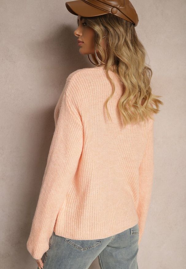 Renee - Jasnoróżowy Sweter w Klasycznym Stylu z Trójkątnym Dekoltem Omelisa. Okazja: do pracy, na co dzień. Kolor: różowy. Materiał: jeans. Styl: klasyczny