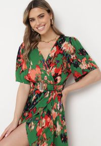 Born2be - Zielono-Czerwona Sukienka z Kopertowym Dekoltem i Asymetrycznym Dołem z Gumką w Talii Coralen. Okazja: na co dzień. Kolor: zielony. Typ sukienki: asymetryczne, kopertowe. Styl: casual, elegancki #7