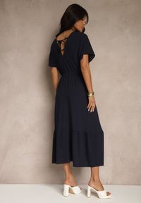 Renee - Granatowa Sukienka z Wiskozą i Lnem z Wiązaniem z Tyłu Kolissea. Okazja: na co dzień. Kolor: niebieski. Materiał: len, wiskoza. Typ sukienki: proste. Styl: casual #4