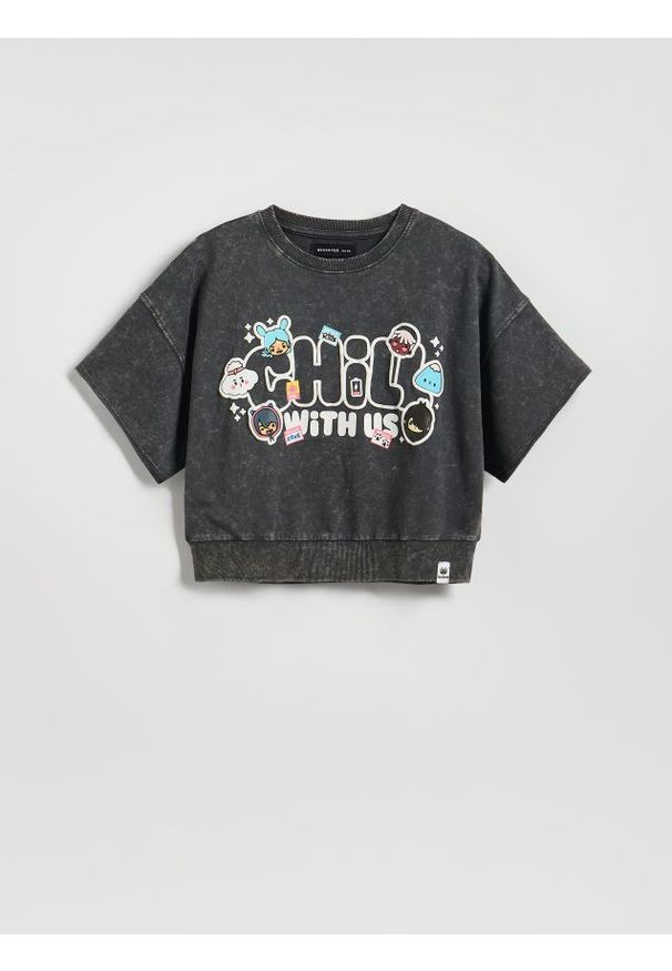 Reserved - T-shirt z nadrukiem Toca Boca - ciemnoszary. Kolor: szary. Materiał: bawełna. Długość: krótkie. Wzór: nadruk