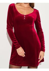 Sinsay - Welurowa sukienka mini z długim rękawem - czerwony. Kolor: czerwony. Materiał: welur. Długość rękawa: długi rękaw. Długość: mini #1