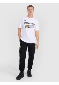4f - 4F T-shirt regular z nadrukiem uniseks 4F x Drift Masters - biały XS. Okazja: na co dzień. Kolor: biały. Materiał: materiał, bawełna, jersey, dzianina. Długość rękawa: krótki rękaw. Długość: krótkie. Wzór: nadruk. Styl: sportowy, klasyczny, casual