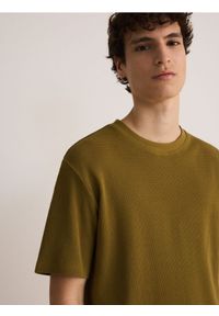 Reserved - T-shirt comfort fit - oliwkowy. Kolor: oliwkowy. Materiał: bawełna, dzianina