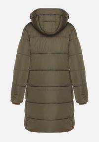 Born2be - Ciemnozielona Kurtka Pikowana z Kapturem i Suwakami po Bokach Lindrie. Okazja: na spacer, na co dzień. Typ kołnierza: kaptur. Kolor: zielony. Materiał: poliester, jeans, dzianina. Długość: długie. Styl: casual #4