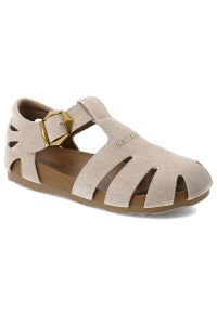Sandały damskie Artiker, cholewka ze skóry naturalnej zamszowej ażurowa konstrukcja z wycięciami pasek z regulacją na klamrę, beżowe, 58C0328. Zapięcie: klamry. Kolor: beżowy. Materiał: skóra, zamsz. Wzór: ażurowy #1