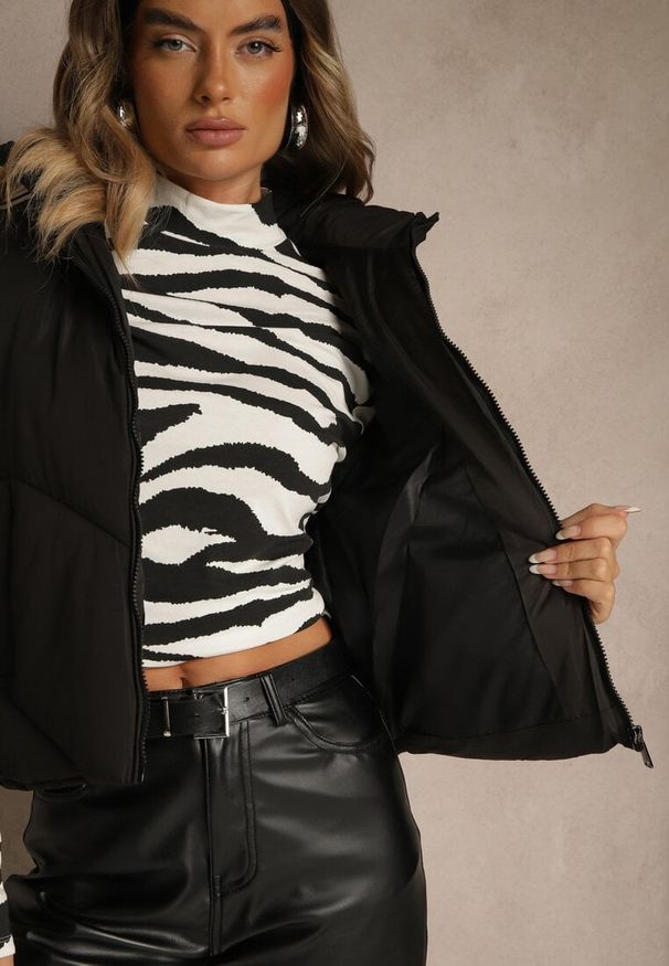 Renee - Czarna Pikowana Kamizelka Casual z Kapturem Olanissa. Okazja: na co dzień. Typ kołnierza: kaptur. Kolor: czarny. Materiał: poliester. Styl: casual