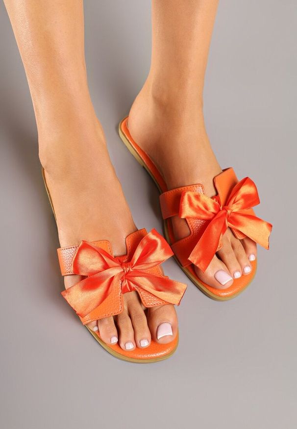 Renee - Pomarańczowe Klapki Ozdobione Kokardą i Wycięciami Nilirelle. Okazja: na co dzień. Kolor: pomarańczowy. Wzór: aplikacja. Sezon: lato. Styl: casual, elegancki