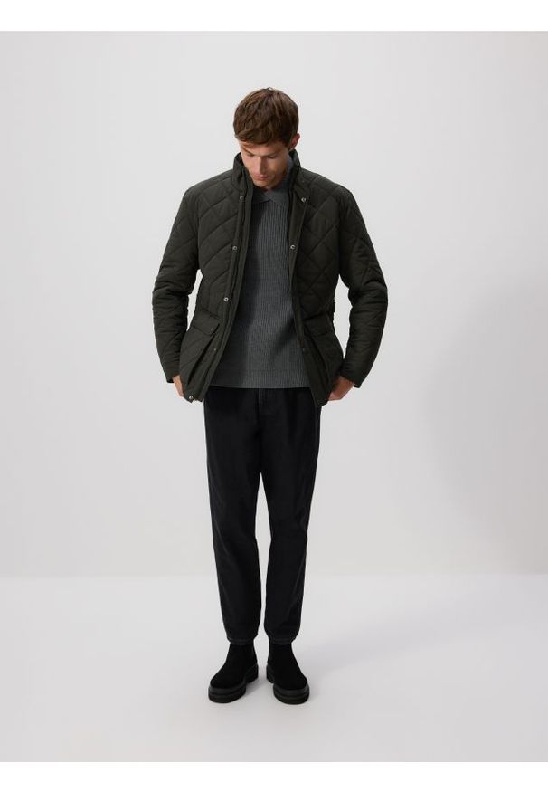 Reserved - Pikowana kurtka ze stójką - ciemnozielony. Typ kołnierza: kołnierzyk stójkowy. Kolor: zielony. Materiał: tkanina
