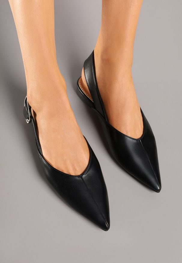 Renee - Czarne Sandały Typu Slingback Ozdobione Klamrą Banelias. Okazja: na co dzień. Zapięcie: klamry. Kolor: czarny. Materiał: jeans. Wzór: aplikacja. Sezon: lato, wiosna. Styl: wizytowy, klasyczny, casual
