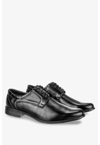 Badoxx - Czarne buty wizytowe sznurowane badoxx mxc455. Kolor: czarny. Styl: wizytowy