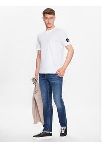 Calvin Klein Jeans T-Shirt J30J323484 Biały Regular Fit. Kolor: biały. Materiał: bawełna