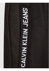 Calvin Klein Jeans Spodnie dresowe Intarisia Logo Jogger IU0IU00235 Czarny Regular Fit. Kolor: czarny. Materiał: bawełna, dresówka