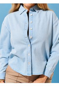 Sinsay - Jeansowa koszula z ozdobnymi guzikami - niebieski. Kolor: niebieski. Materiał: jeans