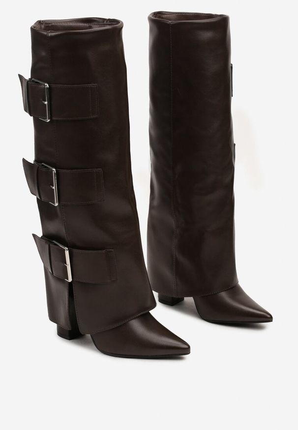 Born2be - Brązowe Kozaki na Obcasie w Rockowym Stylu z Wywiniętą Cholewką Ozdobione Klamrami Navala. Okazja: na co dzień. Zapięcie: klamry. Kolor: brązowy. Szerokość cholewki: normalna. Wzór: aplikacja. Materiał: jeans, skóra. Obcas: na obcasie. Styl: rockowy. Wysokość obcasa: średni