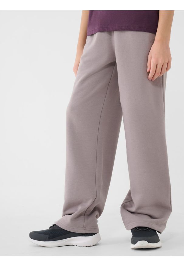 4f - 4F Spodnie dresowe z szerokimi nogawkami dziewczęce - beżowe 158 (12-13 lat). Okazja: na co dzień. Kolor: beżowy. Materiał: dresówka. Wzór: gładki, ze splotem. Sezon: lato. Styl: casual, młodzieżowy, sportowy