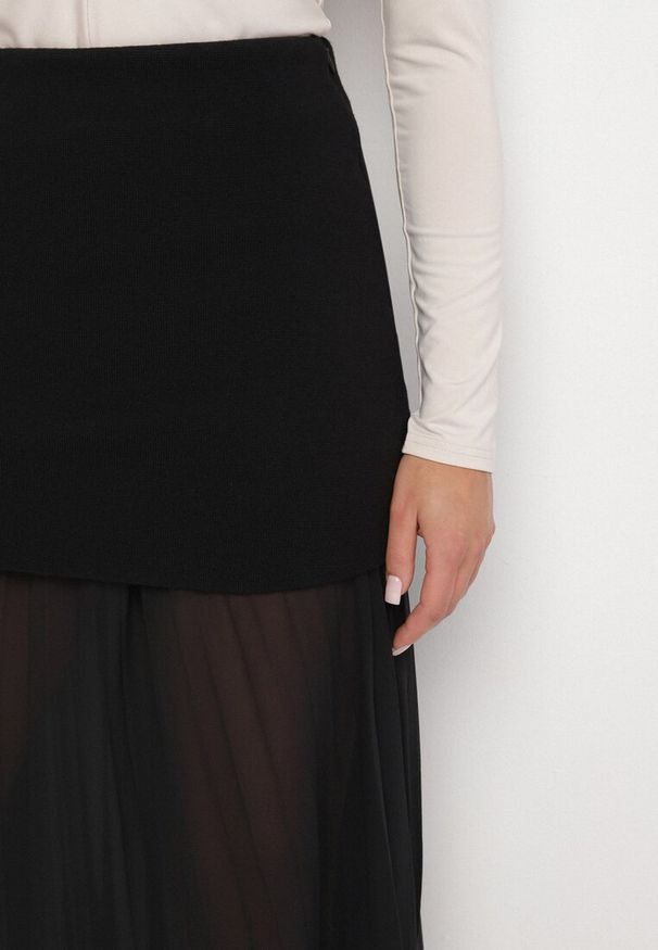 Born2be - Czarna Wiskozowa Spódnica Tiulowa z Plisami i Podszewką Avelora. Okazja: na co dzień. Kolor: czarny. Materiał: tiul, wiskoza. Styl: klasyczny, elegancki, casual