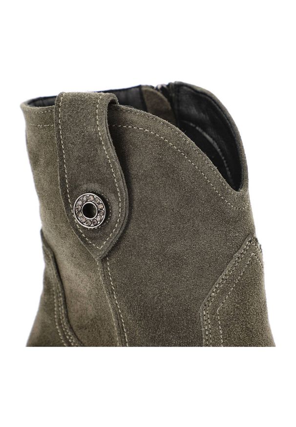 Zielone Botki Karino Modne Obuwie Jesienne. Kolor: zielony. Materiał: jeans, welur, zamsz, materiał. Sezon: jesień. Obcas: na obcasie. Styl: elegancki. Wysokość obcasa: średni