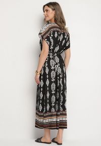Born2be - Czarna Pudełkowa Sukienka z Wiskozy w Etniczny Wzór Mirosela. Okazja: na co dzień. Kolor: czarny. Materiał: wiskoza. Długość rękawa: krótki rękaw. Styl: elegancki, casual, klasyczny #7
