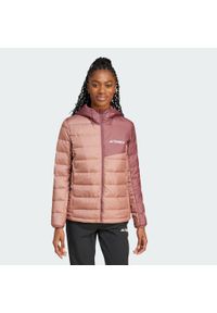 Adidas - Kurtka Terrex Multi Light Down Hooded. Typ kołnierza: kaptur. Kolor: czerwony, brązowy, różowy, wielokolorowy. Materiał: materiał, puch. Sport: turystyka piesza