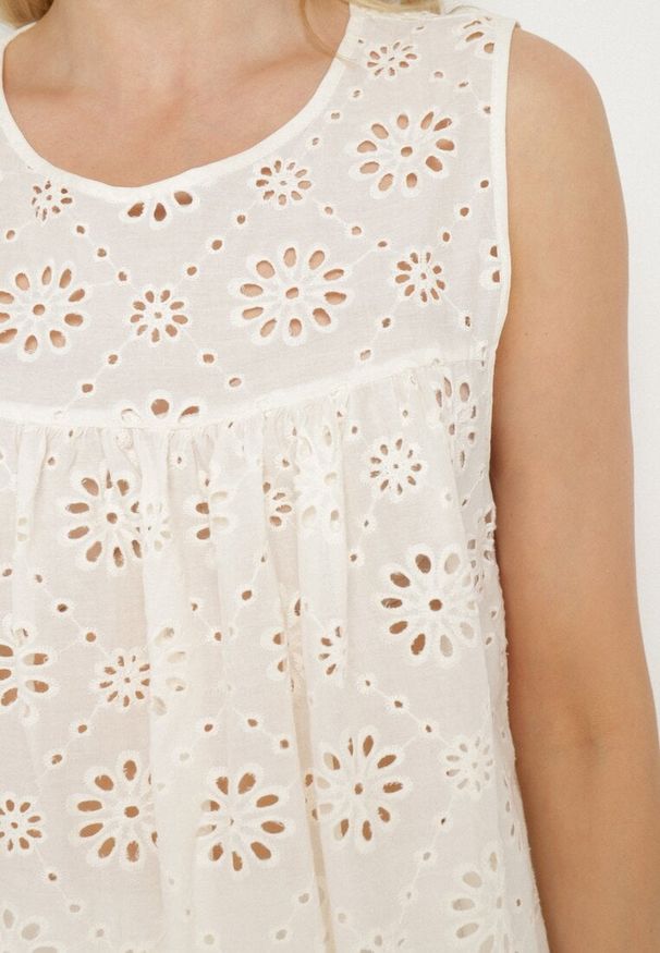 Born2be - Jasnobeżowa Bawełniana Bluzka Top Bez Rękawów o Ażurowym Wykończeniu Xilnea. Okazja: na co dzień. Kolor: beżowy. Materiał: bawełna. Długość rękawa: bez rękawów. Wzór: ażurowy. Sezon: lato. Styl: elegancki, casual