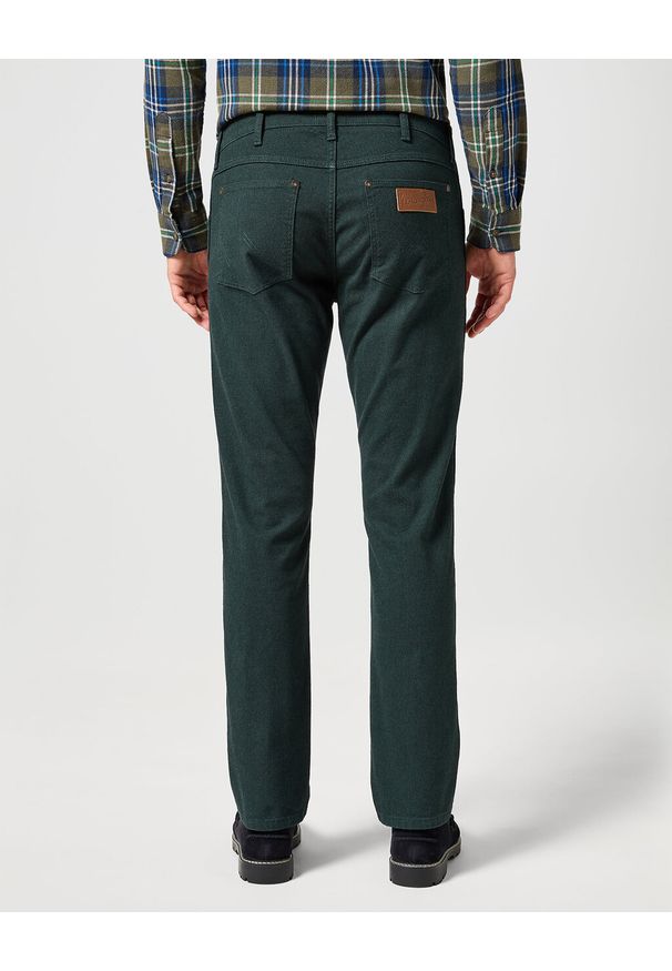 Wrangler - WRANGLER GREENSBORO MĘSKIE SPODNIE MATERIAŁOWE MATERIAŁ CHINO SCARAB 112358920 W15Q008868