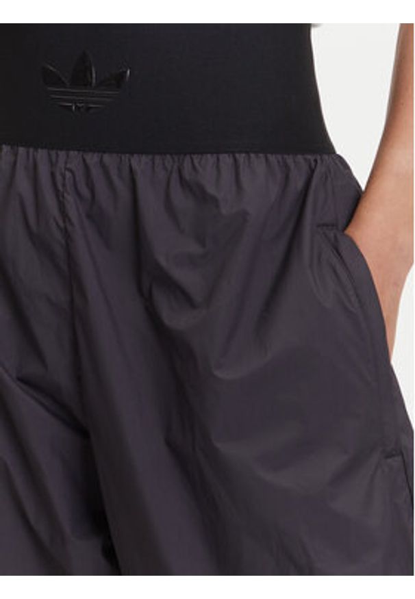 Adidas - adidas Spodnie dresowe JJ0920 Szary Loose Fit. Kolor: szary. Materiał: syntetyk