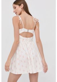 For Love & Lemons Sukienka z płatków róż kolor biały mini rozkloszowana. Kolor: biały. Materiał: tkanina, poliester. Długość rękawa: na ramiączkach. Typ sukienki: rozkloszowane. Długość: mini #5