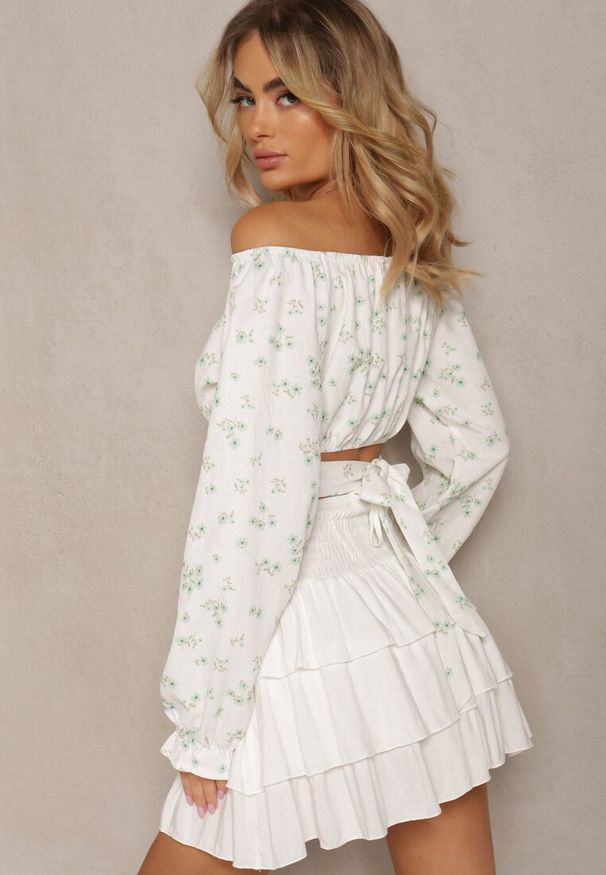 Renee - Biało-Zielona Boho Bluzka z Bufiastymi Rękawami Wiązana na Dole w Kwiaty Darinafa. Okazja: na co dzień. Kolor: biały. Materiał: materiał, bawełna, jeans. Wzór: kwiaty. Styl: boho