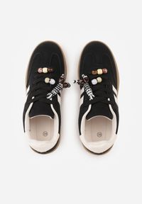 Born2be - Czarne Sneakersy w Stylu Tenisówek z Koralikami Charnara. Okazja: na co dzień. Kolor: czarny. Materiał: dresówka. Wzór: aplikacja #3