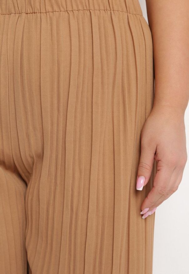 Born2be - Ciemnobeżowe Szerokie Spodnie z Plisowanej Tkaniny z Gumką w Pasie Cesele. Kolekcja: plus size. Kolor: brązowy. Materiał: tkanina. Styl: elegancki