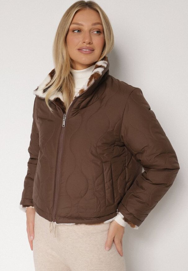 Born2be - Brązowa Dwustronna Pikowana Kurtka z Futerkiem w Łaty Meviatella. Okazja: na co dzień. Kolor: brązowy. Materiał: futro. Styl: casual, klasyczny