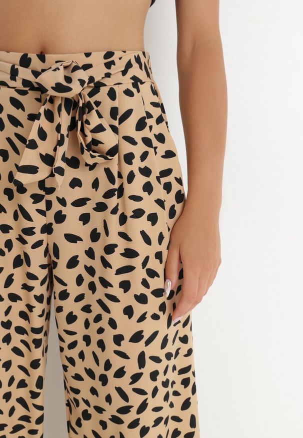 Born2be - Ciemnobeżowe Spodnie Cilothoe. Stan: podwyższony. Kolor: beżowy. Materiał: materiał