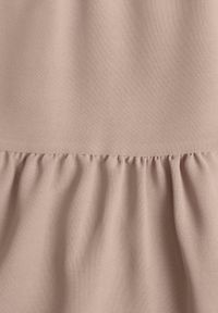 Born2be - Beżowa Rozkloszowana Sukienka z Falbankami Zapinana przy Szyi Rettesa. Okazja: na co dzień. Typ kołnierza: kołnierz z falbankami. Kolor: beżowy. Materiał: wiskoza. Sezon: lato. Styl: casual, elegancki #5