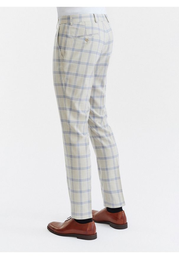 Pako Lorente - PAKO LORENTE – Beżowe spodnie garniturowe w kratę. Okazja: na komunię, na ślub cywilny, na wesele. Kolor: beżowy. Materiał: poliester, elastan, tkanina, wiskoza. Wzór: gładki. Sezon: wiosna, lato. Styl: elegancki