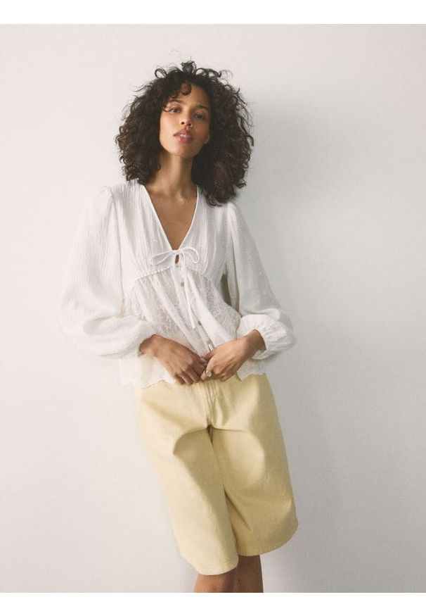 Reserved - Muślinowa bluzka z wiązaniem - biały. Kolor: biały. Materiał: bawełna